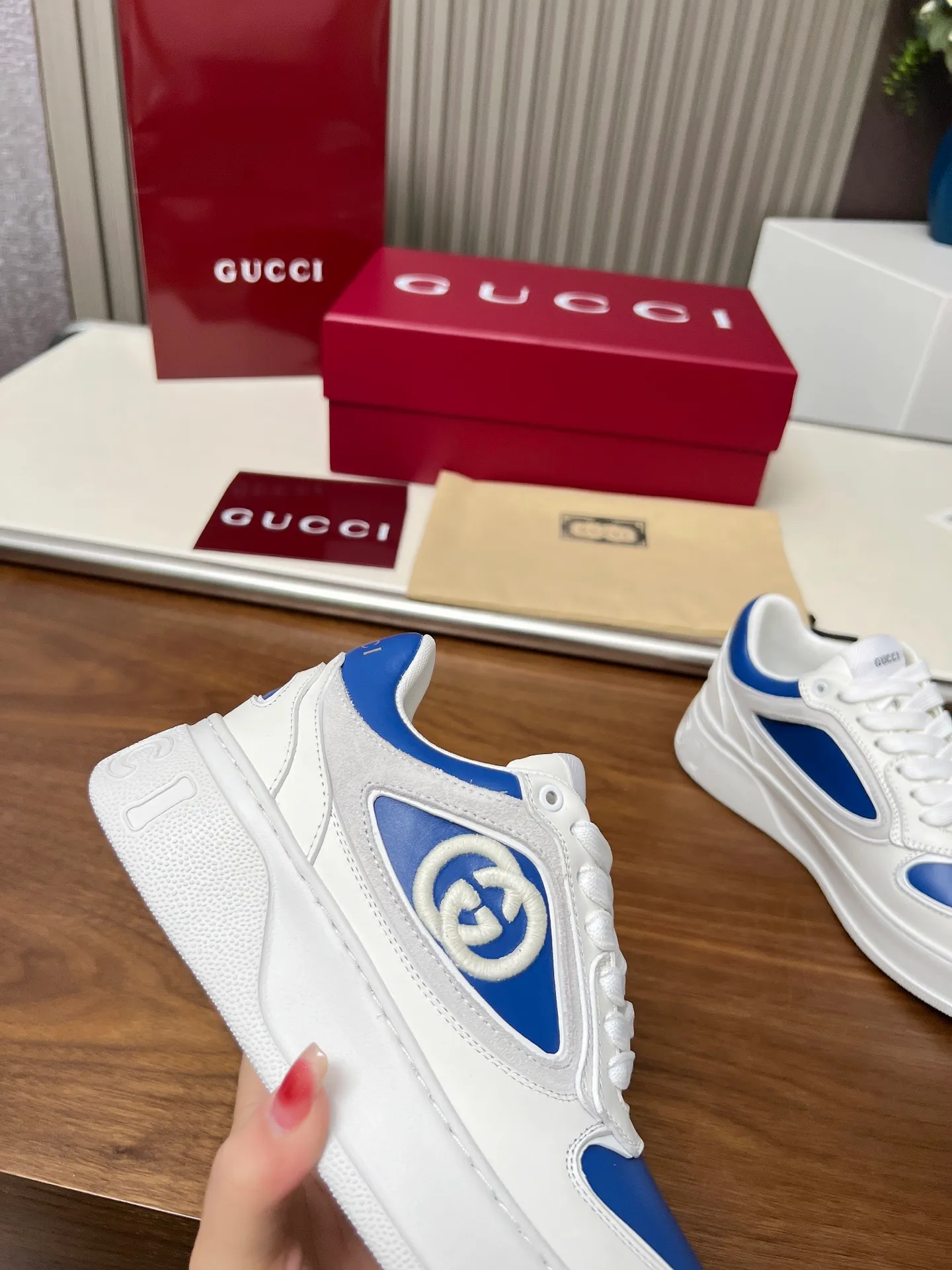 👟👟Ex-factory price 560👟👟Gucci casual sneakers, top version! Oil edge craftsmanship🌸🌸🌸1:1 reproduction. New model for early spring, creating a perfect style💣💣💣street style🔥🔥🔥Cool and stylish C-position fashionable outfit with retro and futuristic feel🌹🌹🌹Classic shoe shape, showing exquisite texture! Open mold to customize high-density outsole. Comes fully packaged. Size: Female 35-46. Fabric: Imported cowhide...men and women